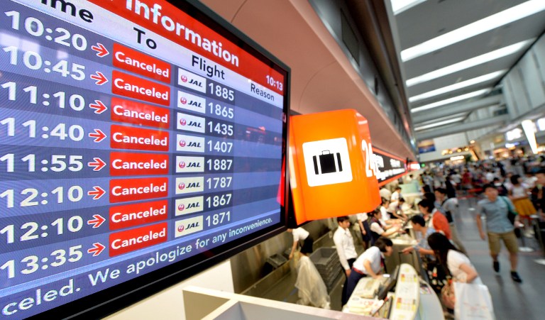 Voos cancelados no aeroporto Haneda, em Tóquio, no Japão, por causa do tufão Halong