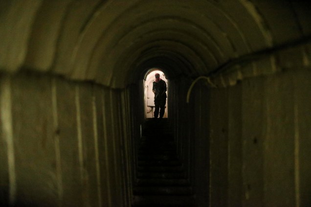 Integrantes da brigadas Al-Qassam, braço armado do grupo Hamas, mostram túneis clandestinos em Gaza