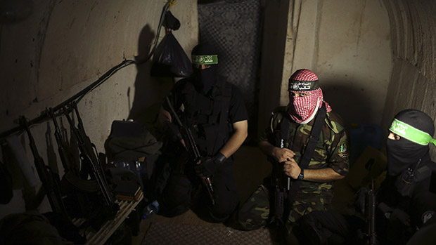 Integrantes da brigadas Al-Qassam, braço armado do grupo Hamas, mostram túneis clandestinos a equipe da agência de notícias Reuters