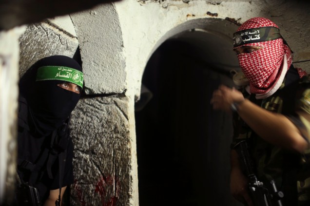 Integrantes da brigadas Al-Qassam, braço armado do grupo Hamas, mostram túneis clandestinos em Gaza