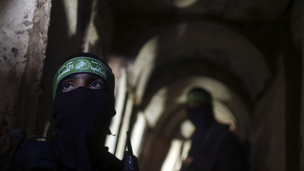 Integrantes da brigadas Al-Qassam, braço armado do grupo Hamas, mostram túneis clandestinos