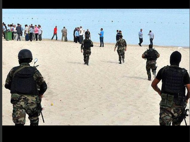 Policiais armados durante ação na praia Sousse, na Tunísia