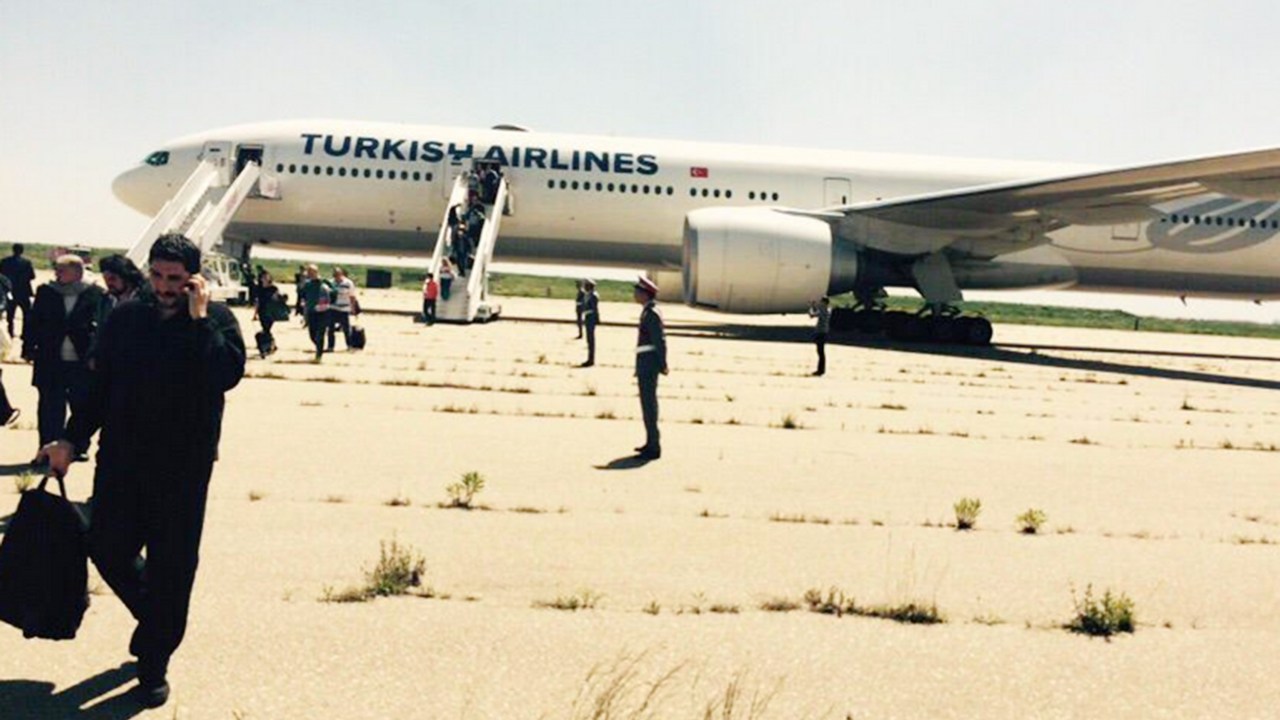 Passageiros que embarcavam no avião da Turkish Airlines com destino a SP desembarcam após ameaça de bomba