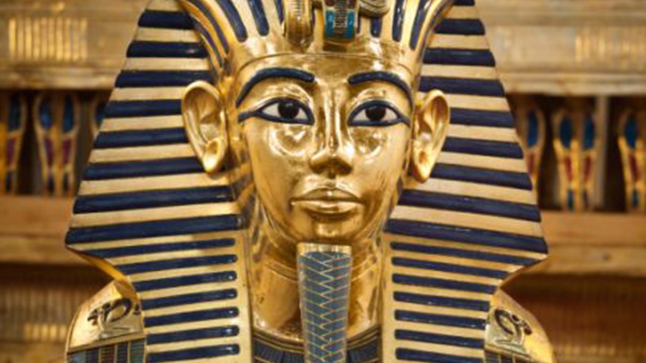 Máscara funerária de Tutancâmon, no Egito. O egiptólogo britânico Nicholas Reeves encontrou marcas nas paredes do mausoléu do faraó que indicam uma câmara secreta.