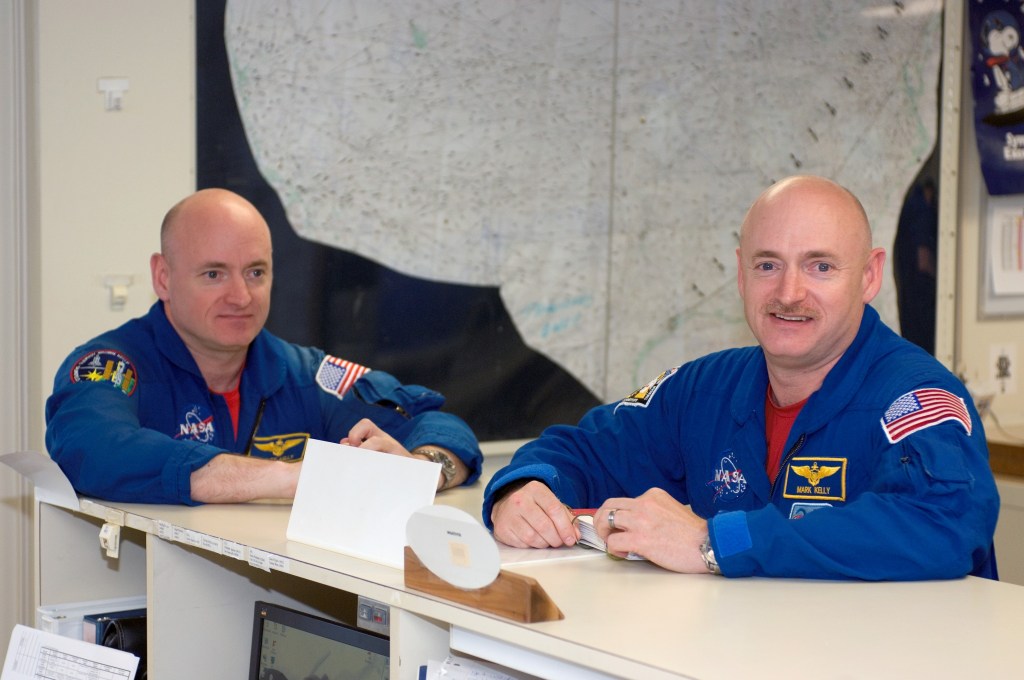 Missão: o astronauta Scott Kelly (à esq.) será enviado a uma missão de quase um ano na ISS, onde passará por diversos testes. Seu irmão Mark (à dir.) fará os mesmos experimentos na Terra