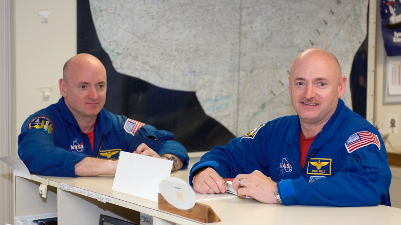 Missão: o astronauta Scott Kelly (à esq.) será enviado a uma missão de quase um ano na ISS, onde passará por diversos testes. Seu irmão Mark (à dir.) fará os mesmos experimentos na Terra