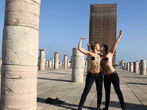Duas activistas em topless do movimento FEMEN beijaram-se esta terça-feira em frente à Torre Hassan, em Rabat, capital de Marrocos