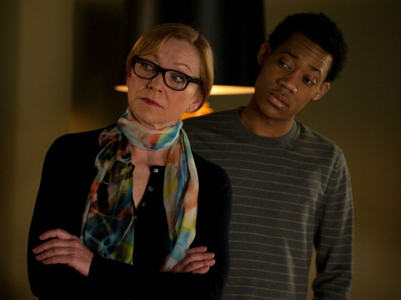 Julie White e Tyler James Williams em cena da série Go On, da emissora americana N