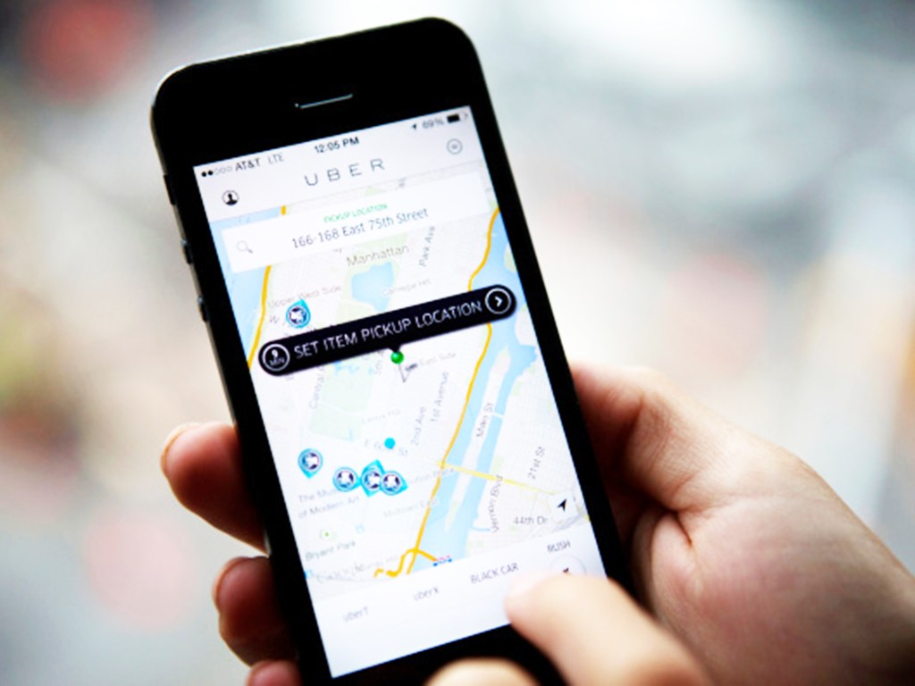 O app tem desafiado a lógica vigente do sistema urbano de transporte público e irritado taxistas
