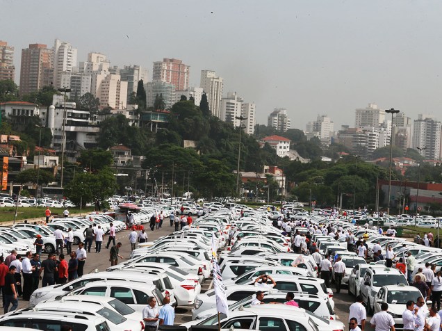 Taxistas protestam contra o uso do aplicativo Uber na praça Charles Miller, em frente ao estádio do Pacaembu, na zona oeste de São Paulo, na manhã desta quarta-feira (11)