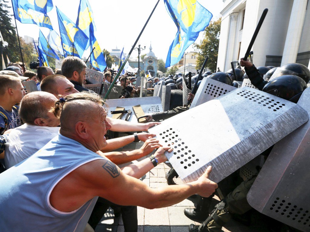 Manifestantes entram em confronto com a polícia em frente ao prédio do parlamento em Kiev, Ucrânia