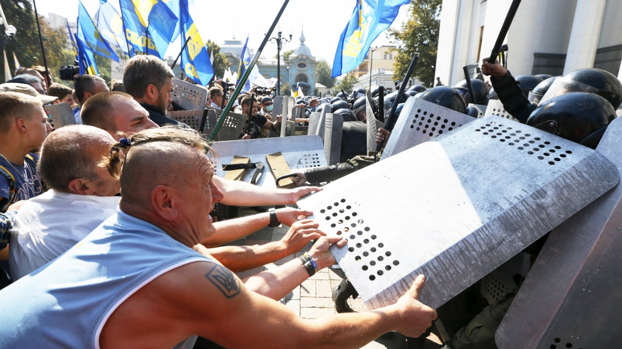 Manifestantes entram em confronto com a polícia em frente ao prédio do parlamento em Kiev, Ucrânia