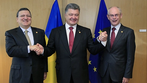 Petro Poroshenko comemora acordo ao lado de autoridades da União Europeia