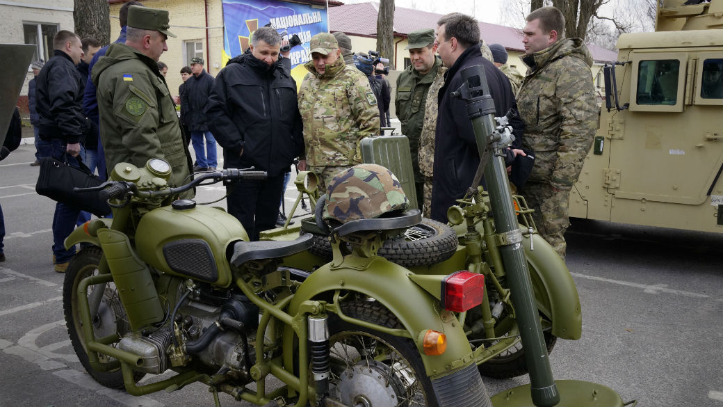 Militares inspecionam motocicleta equipada com morteiro nos arredores de Kiev, Ucrânia