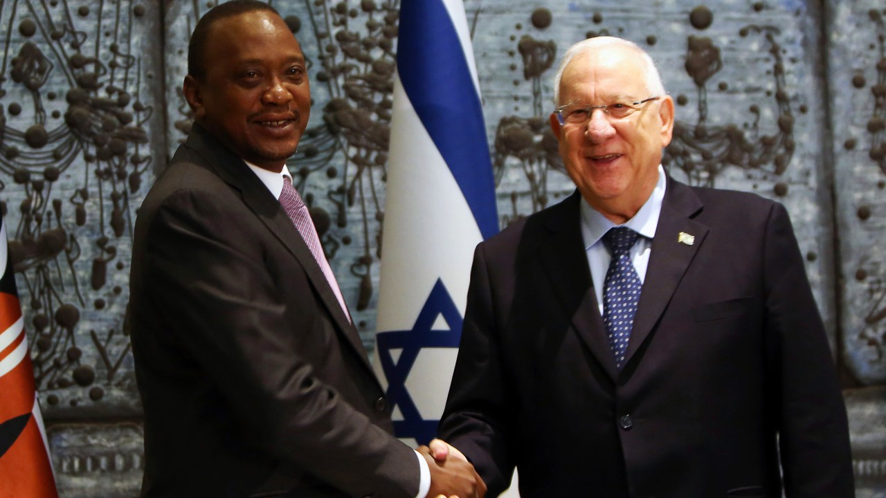 O presidente israelense Reuven Rivlin, e o presidente queniano Uhuru Kenyatta, que visita nesta semana Israel