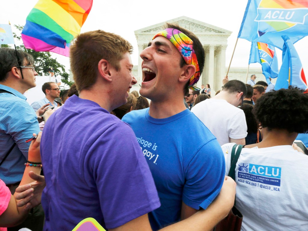 Defensores do casamento gay comemoram em frente à Suprema Corte em Washington, nos EUA, após aprovação do casamento de casais do mesmo sexo pela constituição