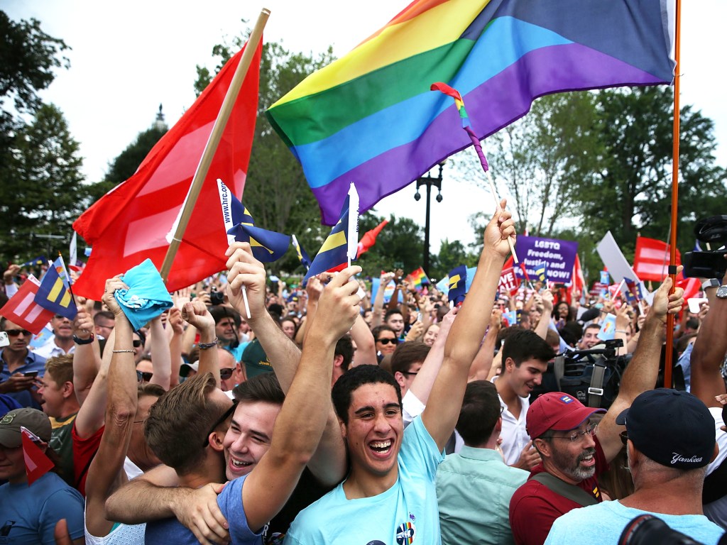 Defensores do casamento gay comemoram em frente à Suprema Corte em Washington, nos EUA, após aprovação do casamento de casais do mesmo sexo pela constituição