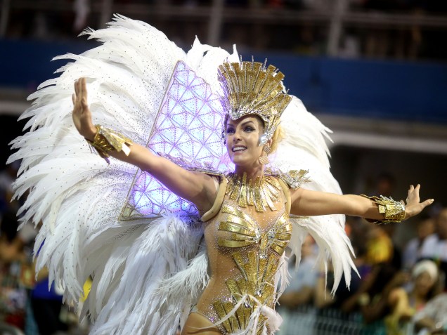 Ana Hickmann durante o desfile da escola de samba Vai-Vai, no Sambódromo do Anhembi em São Paulo (SP), neste domingo (07)
