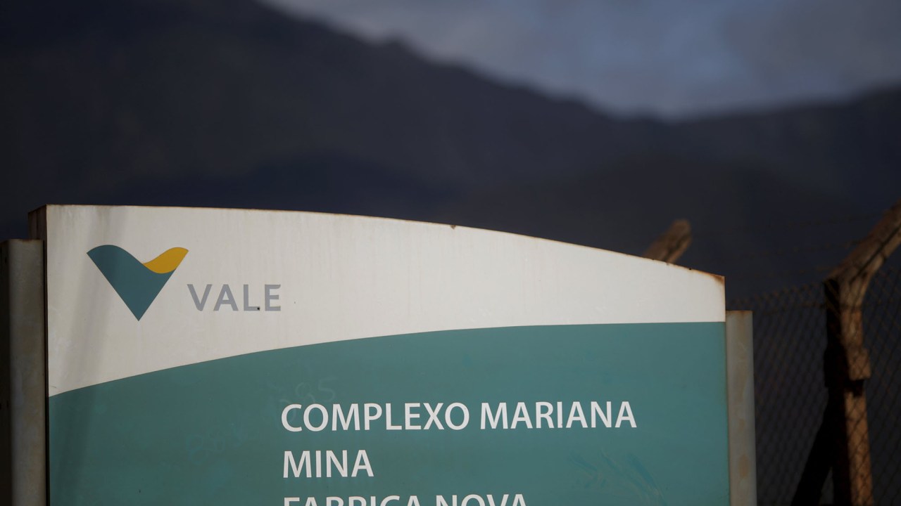Placa da Vale S.A na entrada da mina Fábrica Nova, em Mariana, Minas Gerais
