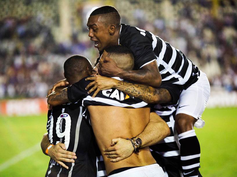 Jogadores comemoram título após partida entre Vasco e Corinthians, nesta quinta-feira (19) no estádio de São Januário no Rio de Janeiro, válida pela 35ª rodada do Campeonato Brasileiro