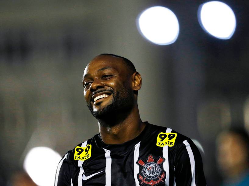 O jogador Vagner Love do Corinthians durante a partida entre Vasco RJ e Corinthians SP válida pela Série A do Campeonato Brasileiro 2015 no Estádio São Januário no Rio de Janeiro (RJ), nesta quinta-feira (19)