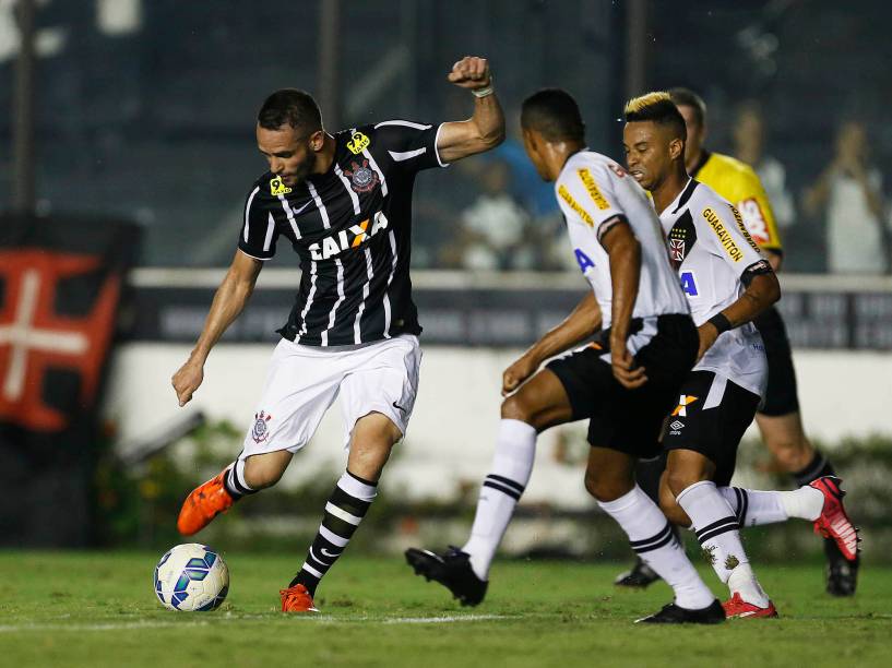 Lance durante partida entre Vasco RJ e Corinthians SP válida pela Série A do Campeonato Brasileiro 2015 no Estádio São Januário no Rio de Janeiro (RJ), nesta quinta-feira (19)