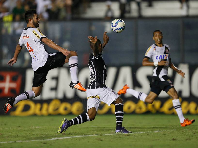 Lance durante partida entre Vasco RJ e Corinthians SP válida pela Série A do Campeonato Brasileiro 2015 no Estádio São Januário no Rio de Janeiro (RJ), nesta quinta-feira (19)