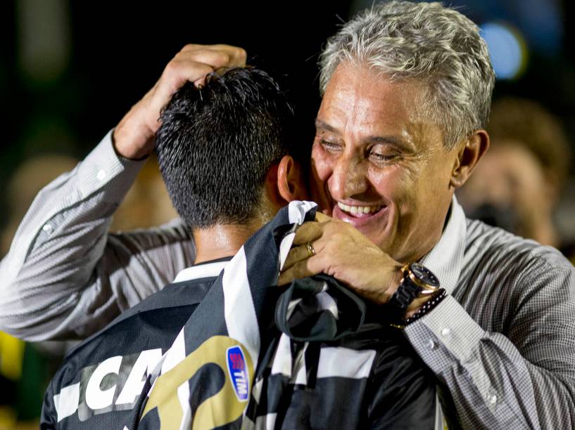 Jogadores e o técnico Tite do Corinthians comemoram título do Brasileirão 2015 após a partida entre Vasco RJ e Corinthians SP válida pela Série A do Campeonato Brasileiro 2015 no Estádio São Januário no Rio de Janeiro (RJ), nesta quinta-feira (19)