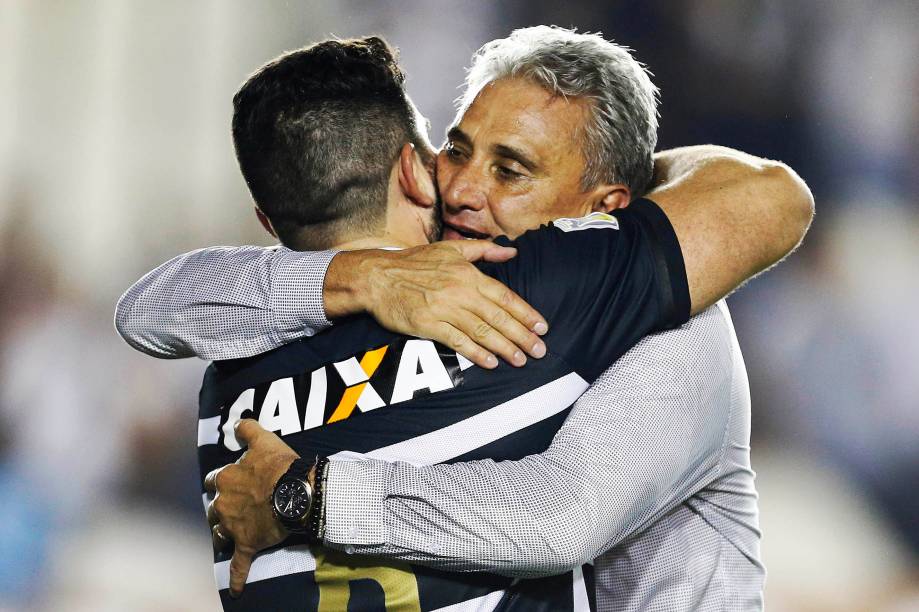 Jogadores e o técnico Tite do Corinthians comemoram título do Brasileirão 2015 após a partida entre Vasco RJ e Corinthians SP válida pela Série A do Campeonato Brasileiro 2015 no Estádio São Januário no Rio de Janeiro (RJ), nesta quinta-feira (19)