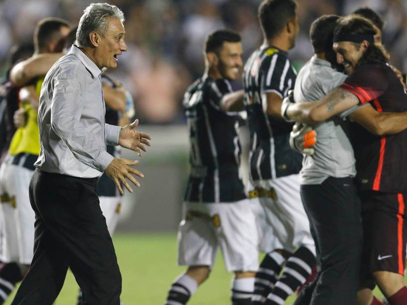 Jogadores e o técnico Tite do Corinthians comemoram título do Brasileirão 2015 após a partida entre Vasco RJ e Corinthians SP válida pela Série A do Campeonato Brasileiro 2015 no Estádio São Januário no Rio de Janeiro (RJ), nesta quinta-feira (19)