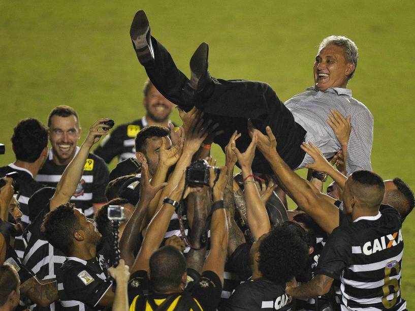 Jogadores e o técnico Tite do Corinthians comemoram título do Brasileirão 2015 após a partida entre Vasco RJ e Corinthians SP válida pela Série A do Campeonato Brasileiro 2015 no Estádio São Januário no Rio de Janeiro (RJ), nesta quinta-feira (19)
