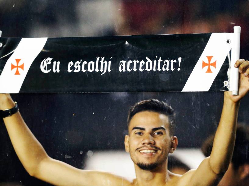 Torcedor do Vasco durante a partida contra o Corinthians pela 35a rodada do Campeonato Brasileiro (serie A) em São Januário, no Rio de Janeiro