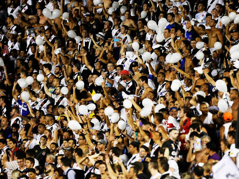 Torcedores do Vasco durante a partida contra o Corinthians pela 35a rodada do Campeonato Brasileiro (serie A) em São Januário, no Rio de Janeiro