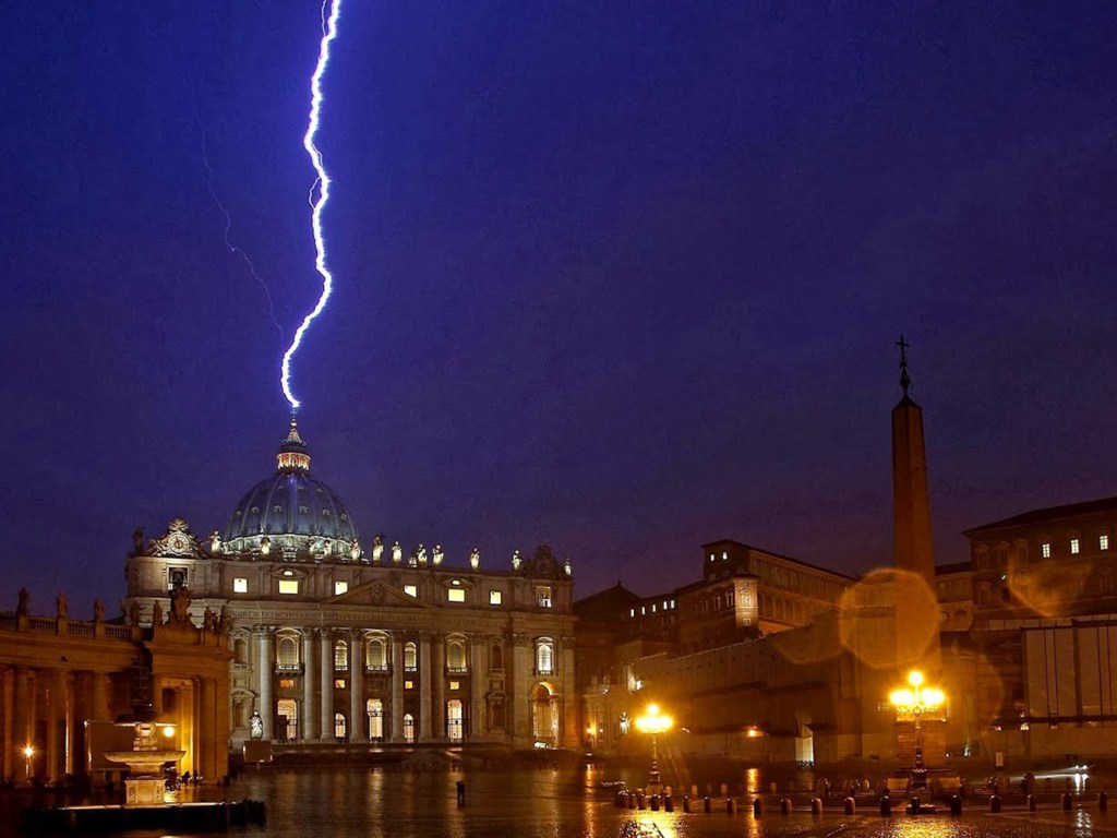 No Vaticano, raio atingiu a cúpula da Basílica de São Pedro, no dia em que o papa Bento XVI anunciou sua renúncia - 15/02/2013