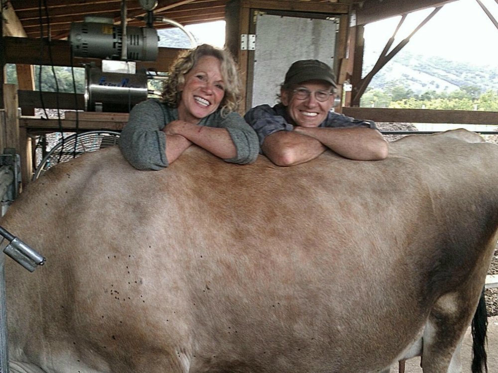 Veganos? Terces e Matthew Engelhart, donos do Cafe Gratitude, restaurante vegano da Califórnia, posam sorridentes com animal de sua fazenda