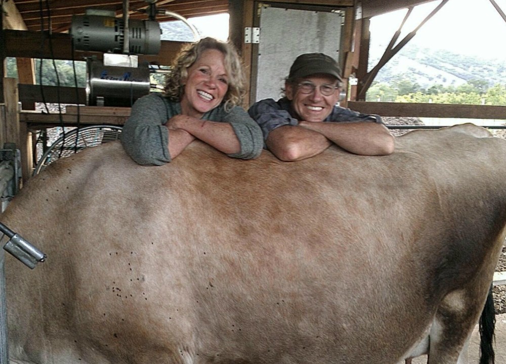 Veganos? Terces e Matthew Engelhart, donos do Cafe Gratitude, restaurante vegano da Califórnia, posam sorridentes com animal de sua fazenda