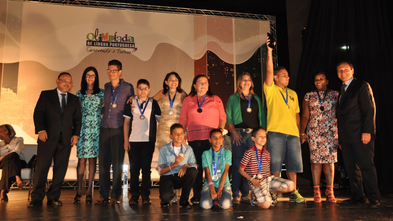 Vencedores da categoria Poema da Olimpíada de Língua Portuguesa Escrevendo o Futuro recebem medalha de ouro do ministro da Educação, Henrique Paim (à esquerda). Interno da Fundação Casa de São Paulo foi um dos ganhadores