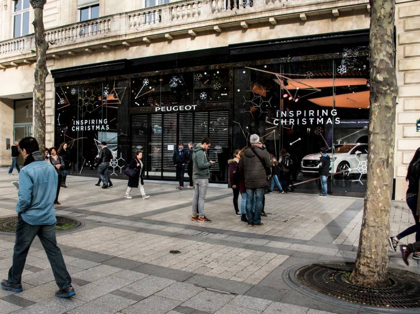 Paris vazia: poucos turistas na Champs Élysées, lojas de departamento e da Torre Eiffel fechadas - 15/11/2015