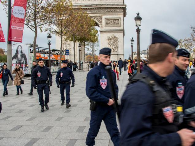 Segurança reforçada na Champs Élysées e no entorno da Torre Eiffel - 15/11/2015