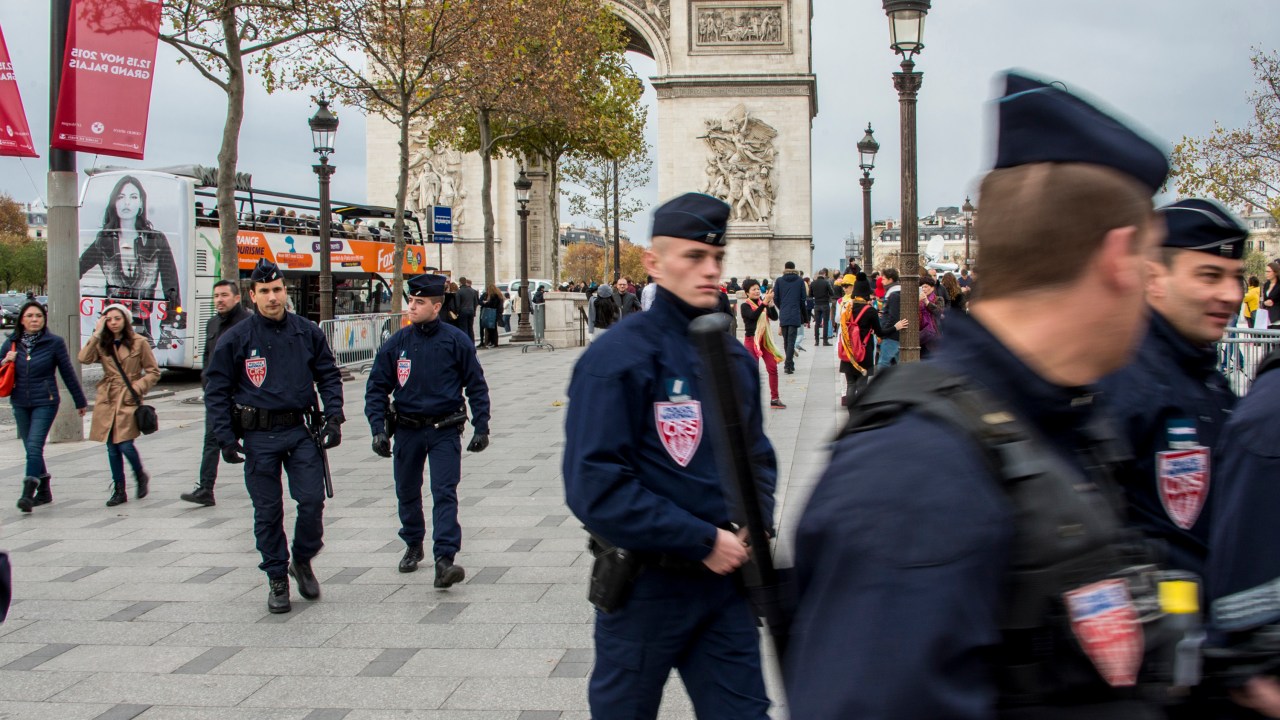 Segurança reforçada na Champs Élysées e no entorno da Torre Eiffel - 15/11/2015