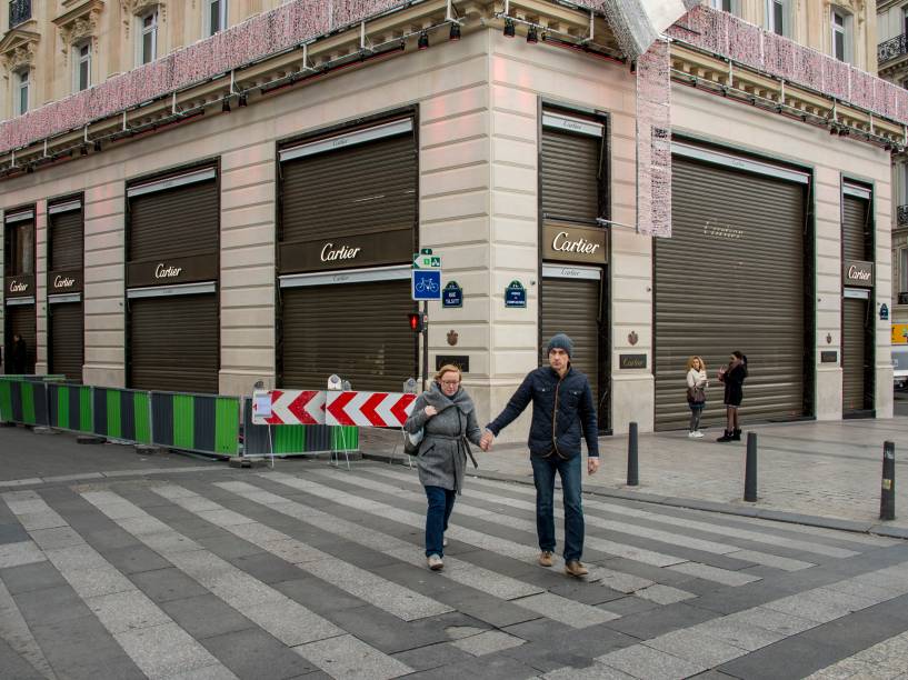 Paris vazia: poucos turistas na Champs Élysées, lojas de departamento e da Torre Eiffel fechadas - 15/11/2015