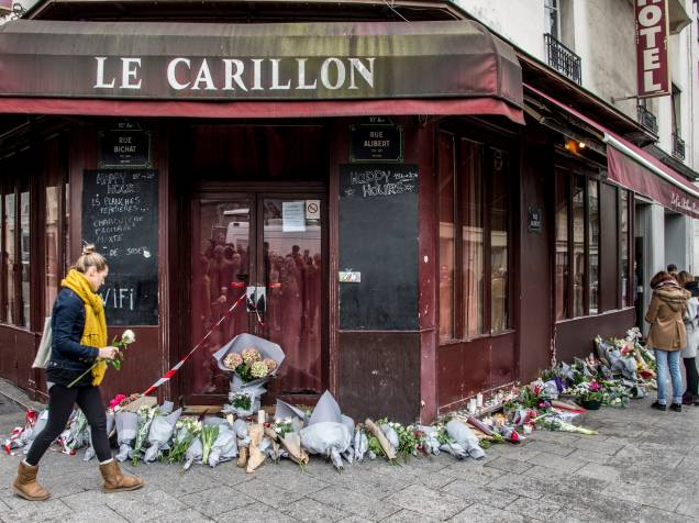 Pessoas prestam homenagens às vítimas dos atentados aos restaurantes Le Petit Cambodge e o Le Carillon em Paris - 14/11/2015