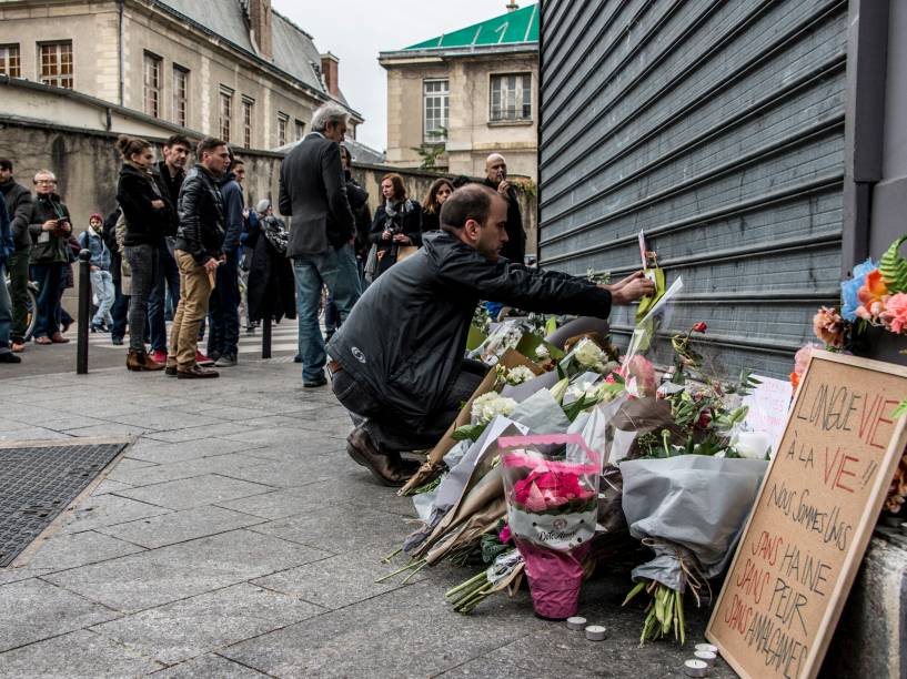 Pessoas prestam homenagens às vítimas dos atentados aos restaurantes Le Petit Cambodge e o Le Carillon em Paris - 14/11/2015