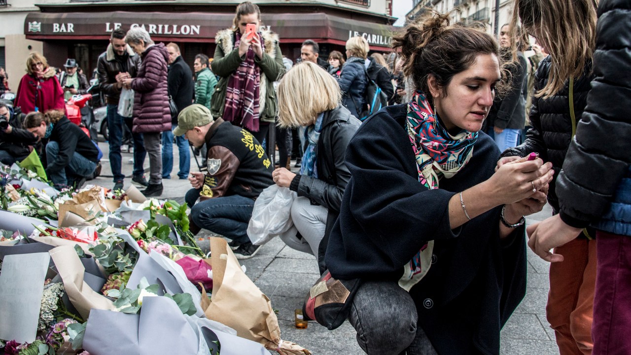 Pessoas prestam homenagens às vítimas dos atentados aos restaurantes Le Petit Cambodge e o Le Carillon em Paris - 14/11/2015