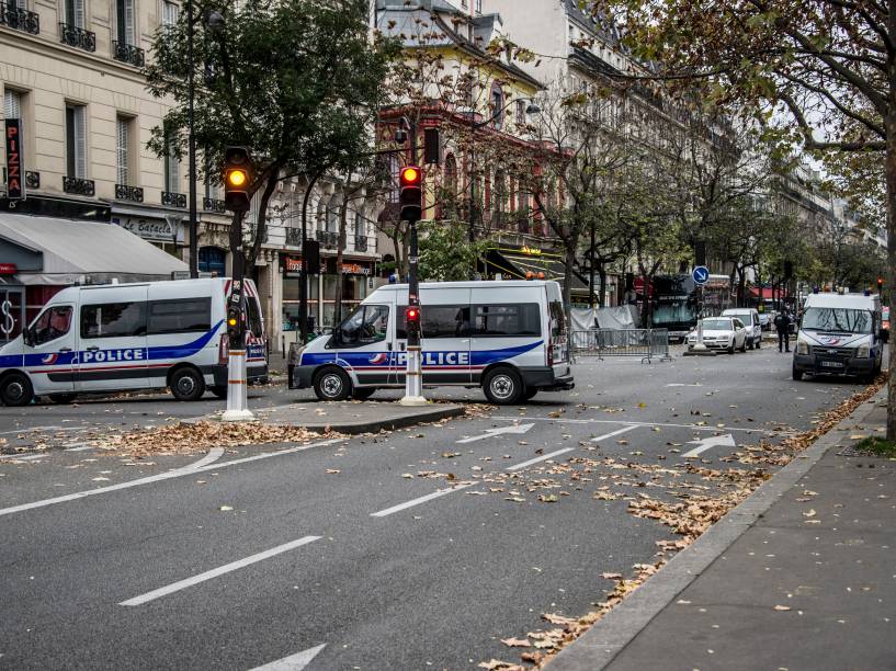 Paris vazia: poucos turistas na Champs Élysées, lojas de departamento e da Torre Eiffel fechadas - 15/11/2015