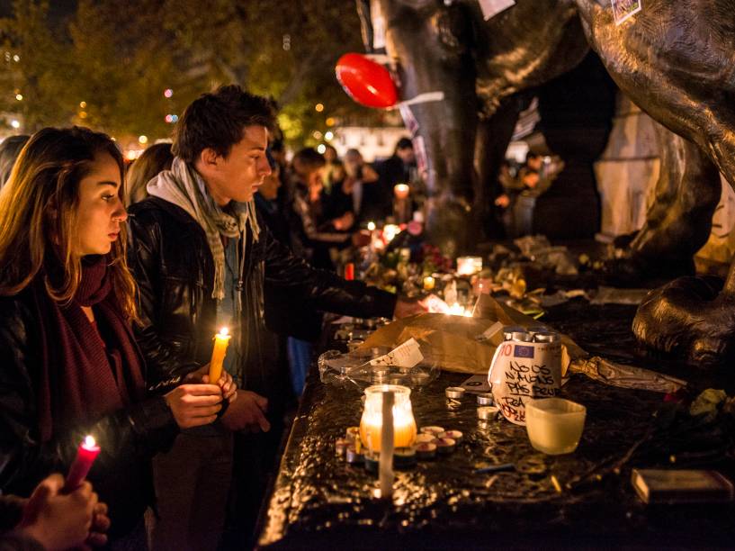 Pessoas prestam homenagens às vítimas dos atentados na Place de la Republique no centro de Paris