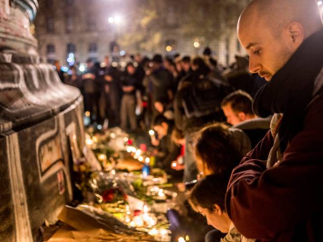 Pessoas prestam homenagens às vítimas dos atentados na Place de la Republique no centro de Paris