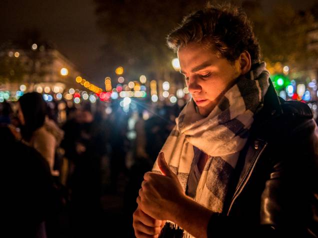 Pessoas prestam homenagens às vítimas dos atentados na Place de la Republique no centro de Paris