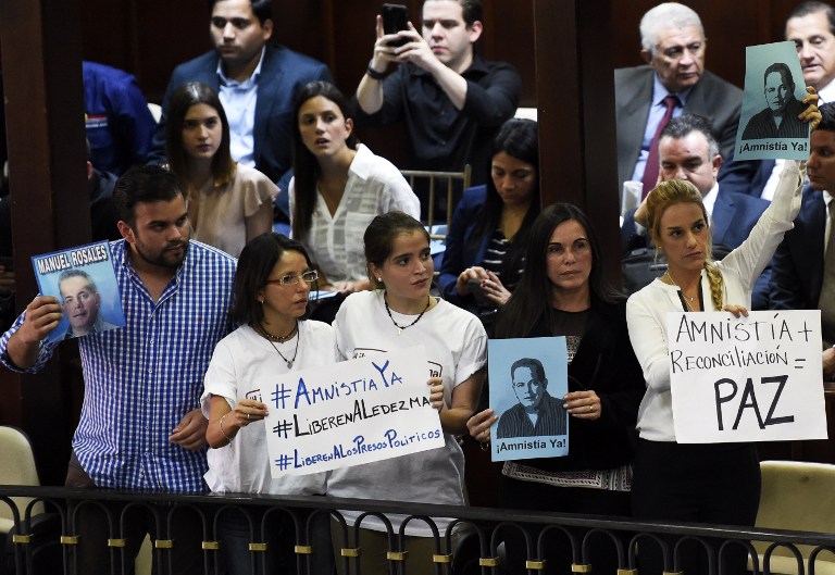 Familiares de presos políticos exibem cartazes em apoio à anistia nas tribunas do Parlamento