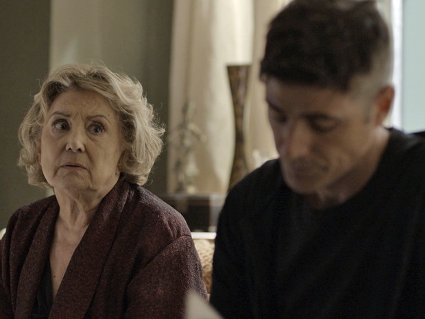 Anthony (Reynaldo Gianecchini) e a mãe exploradora, Fábia (Eva Wilma)